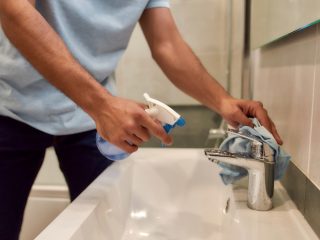 オフィスのトイレ掃除を業者に頼みたい！社員が掃除する場合との費用比較やメリットについて解説！