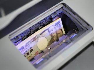 家族が亡くなった場合、まずは口座から「300万円」を最優先で下ろすべき？ 必要な費用や注意点を解説