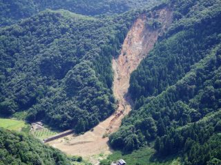 裏山で土砂災害発生。火災保険でどこまで守れる？