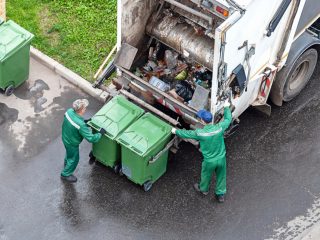 公務員のごみ収集員の年収は高いと聞いて転職したいです。誰でもチャンスはありますか？