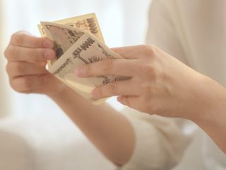 21歳学生です。アルバイトをしても月に「2万円」しか稼げません…ほかの20代は月にどのくらい稼いでいますか？