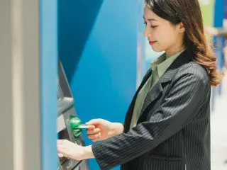 ATMで「1000円札」を10枚引き出したい！ 簡単な手順で可能って本当？「両替」のボタンがなくても引き出せる？