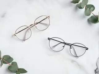 「メガネ外したほうが格好良いよ」と言われましたが、コンタクトレンズは高そうで手が出ません。メガネとコンタクトレンズでは、生涯でかかる金額差はどのくらいですか？