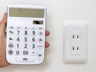 1人暮らしの祖母宅の電気代が月8000円らしいです。高齢者宅の電気代の平均はどのくらいでしょうか？