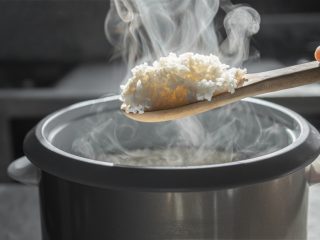 炊いたお米の保存方法「保温機能」と「電子レンジの温め」電気代はどちらがお得？