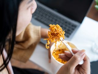 節約のために会社で「カップ麺」を食べるのはNG？ニオイが迷惑と言われました…。