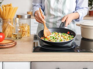 1日1食「スーパーの総菜」や「コンビニ弁当」ですが、自炊にしたらいくら節約できますか？