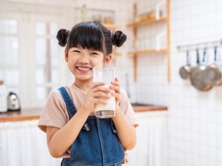 子どもに「低脂肪乳」って良くないですか？ 普通の牛乳が高いので、低脂肪乳に変えようか迷っています。栄養面でどんな違いがあるでしょうか？