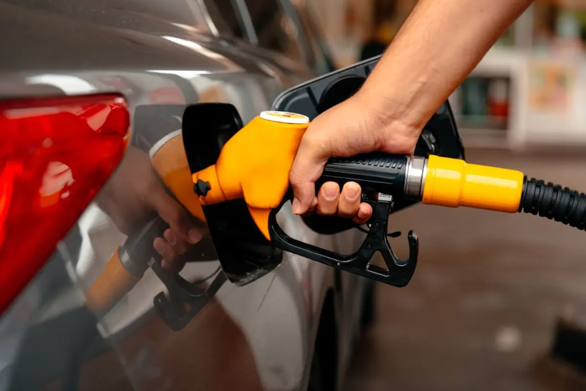 ガソリン代は昨年と比べて1リットルあたり「約10円」増!? 今後も値上げされる？ 節約のためエコ運転以外でできることはあるの？