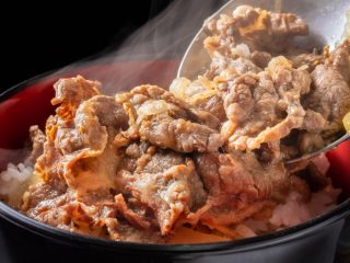 「吉野家」VS「手作り」牛丼はどっちがコスパ良い？ それぞれの費用を比較！