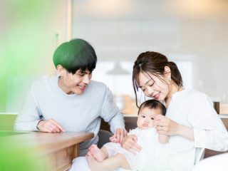 夫婦で育休をとると「育児休業給付金」はいくら支給される？ 夫の月収30万、妻は25万の場合で試算