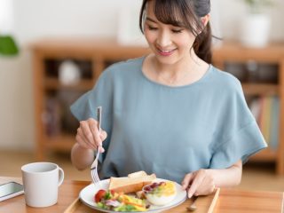 残業で帰宅が遅いので自炊がほぼできません。1人暮らしの食費をラクに節約する方法はないものでしょうか？