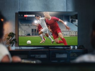 やっぱりスポーツ中継は大画面で見たい！ 大型4Kテレビにかかる維持費は月いくら？