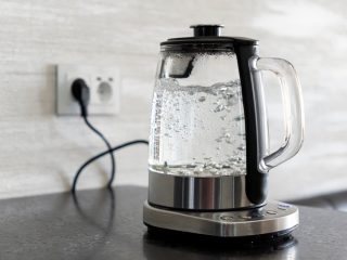 「電気ポット」と「電気ケトル」1日の電気代はどちらがお得？