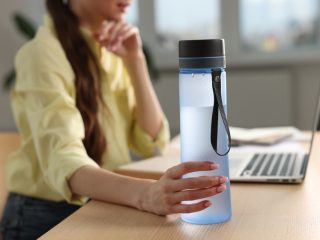 職場の飲み物に「500ml」のペットボトルは意外とコスパ良し？ 2Lペットボトルを「水筒」に入れる場合との費用差を検証！