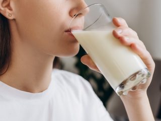 牛乳を配達してもらうのとスーパーで購入するのはどちらがお得？ 毎日飲む場合で考えてみた