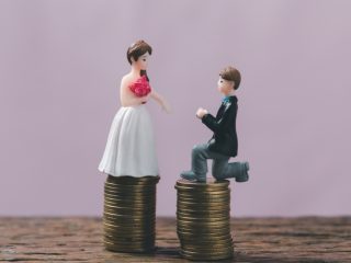 結婚式の資金として親が「200万円」くれました。彼に「贈与税払わなきゃね」と言われましたが本当ですか？ 親は非課税だと言っていました