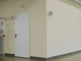 頻尿体質で会社でもトイレの回数が多く「サボっている」といわれます。会社からの評価が下がり給与に影響しないか心配です…