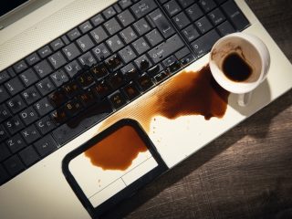 自宅勤務中に、パソコンにコーヒーをこぼして故障させてしまいました……。この場合、火災保険が適用されるって本当ですか？