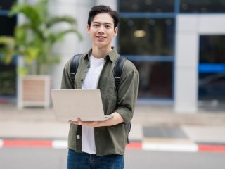 来年度県内の4年制大学に進学する息子がいます。「一人暮らし」をさせるべきか「車を購入」してあげるべきか悩んでいます。