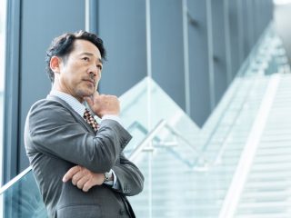 高卒で42歳、年収は「600万円」です。もしも大学を出ていたら、もっと年収は高かったのでしょうか？ 最近、大卒の同僚との差を感じています