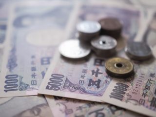 母から大量の旧紙幣と旧硬貨をもらった！これって今でも使える？税金はかからない？