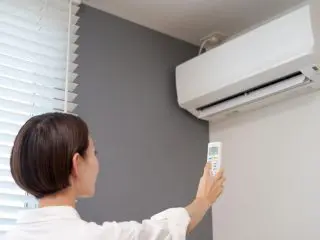 10月なのに「エアコン」が欠かせない！ 季節的に「冷房」より「除湿」のほうが電気代の節約になるって本当？