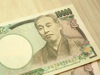 祖父が100万円ほど「タンス預金」していますが、来年「新紙幣」になったら福沢諭吉の1万円札は使えなくなりますか？ 今から銀行に預けたほうが良いでしょうか？
