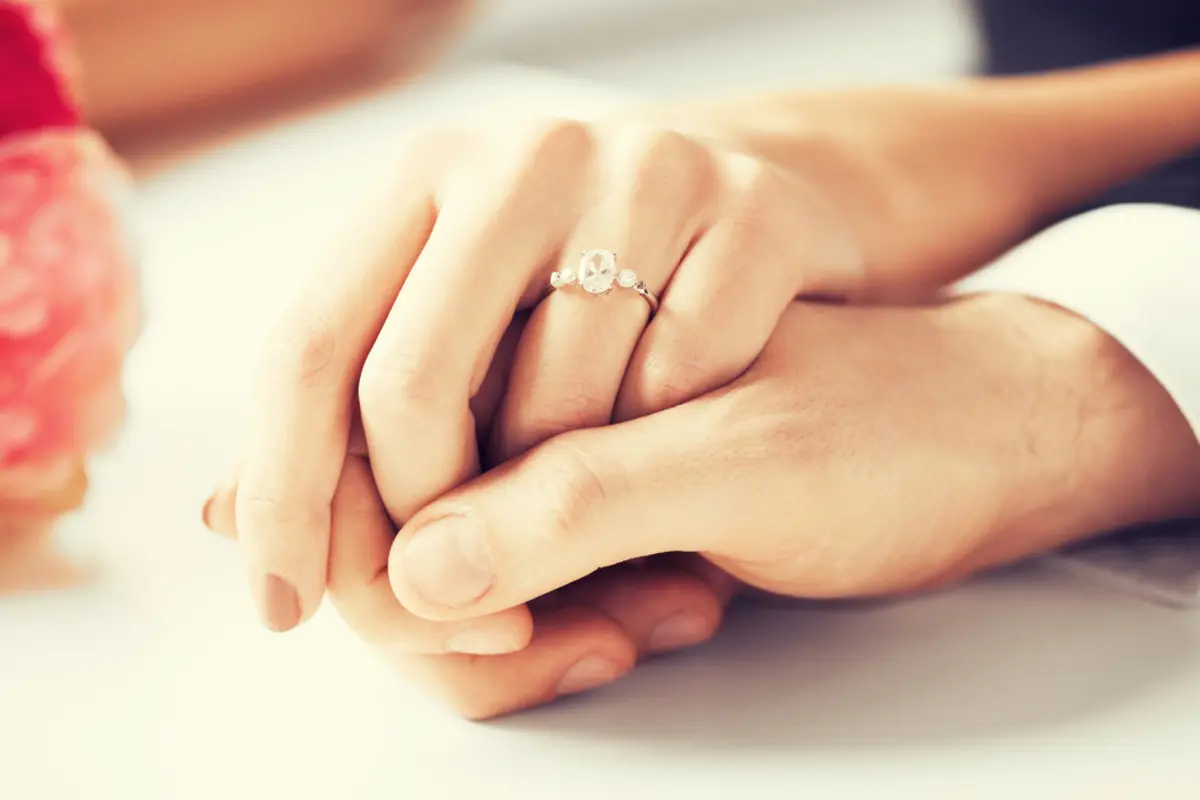「婚約指輪」って必要ですか？ 恋人にプロポーズするのですが、お金がもったいないですし「結婚指輪」だけじゃダメなんでしょうか？