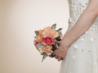 結婚を考えていますが2人とも収入面で不安があります。月々の生活費はどのくらい必要なのでしょうか？