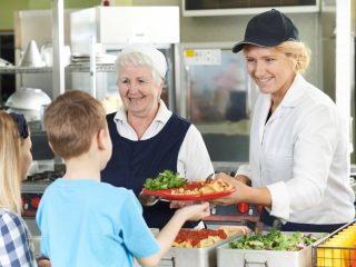 収入が少なく、子どもの食事は学校の給食だけです。利用できる支援やサービスはありますか？