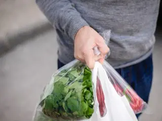 スーパーの有料「レジ袋」と市販の「ごみ袋」ではどっちが安いの？安さだけで選ぶならどっち？