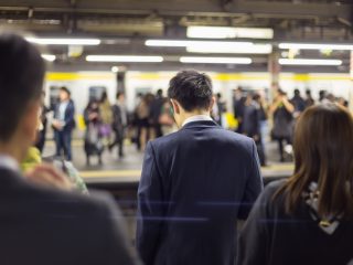 通勤時間を短くするか、家賃の安さを選ぶか…。悩める独身の家賃問題を解決！