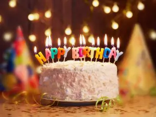 誕生日のお祝いは「ホールケーキ」「ショートケーキ×4」？4人家族だとどちらが安い？