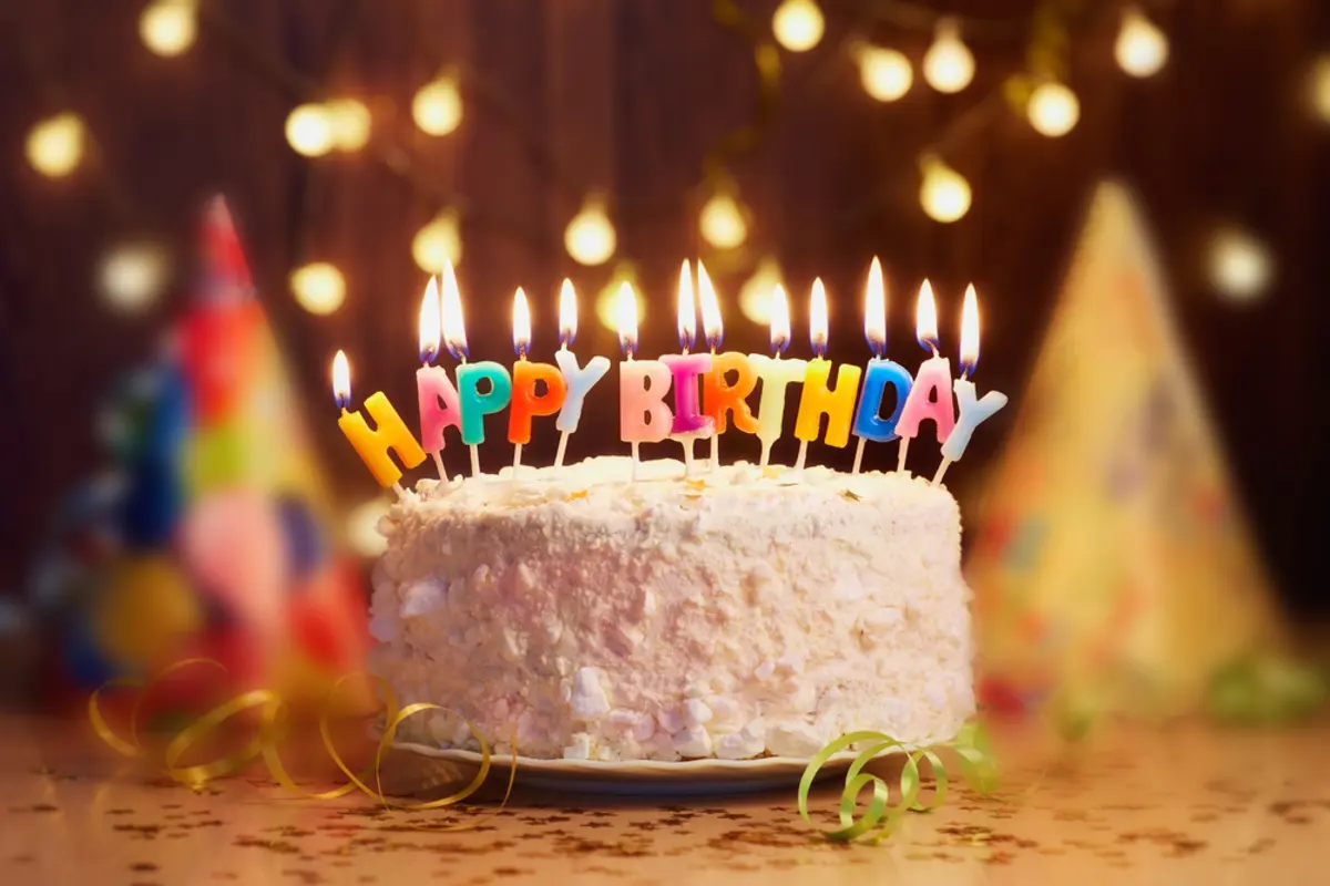 誕生日のお祝いは「ホールケーキ」「ショートケーキ×4」？4人家族だとどちらが安い？