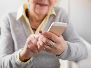 75歳の両親が住む実家の「固定電話」が壊れたそうです。スマホを渡すか新たに固定電話を買うか迷っています。