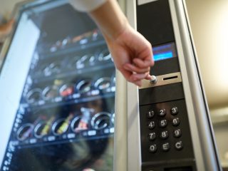 「新札が自動販売機や券売機で使えない」って本当？ 今からすべき対策とは？