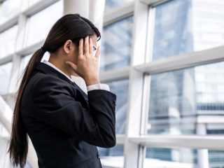 就職先で「新卒は一番早く来て一番遅く帰るもの」と言われましたが、これってパワハラですか？ その時間分の給与を請求できるのでしょうか？