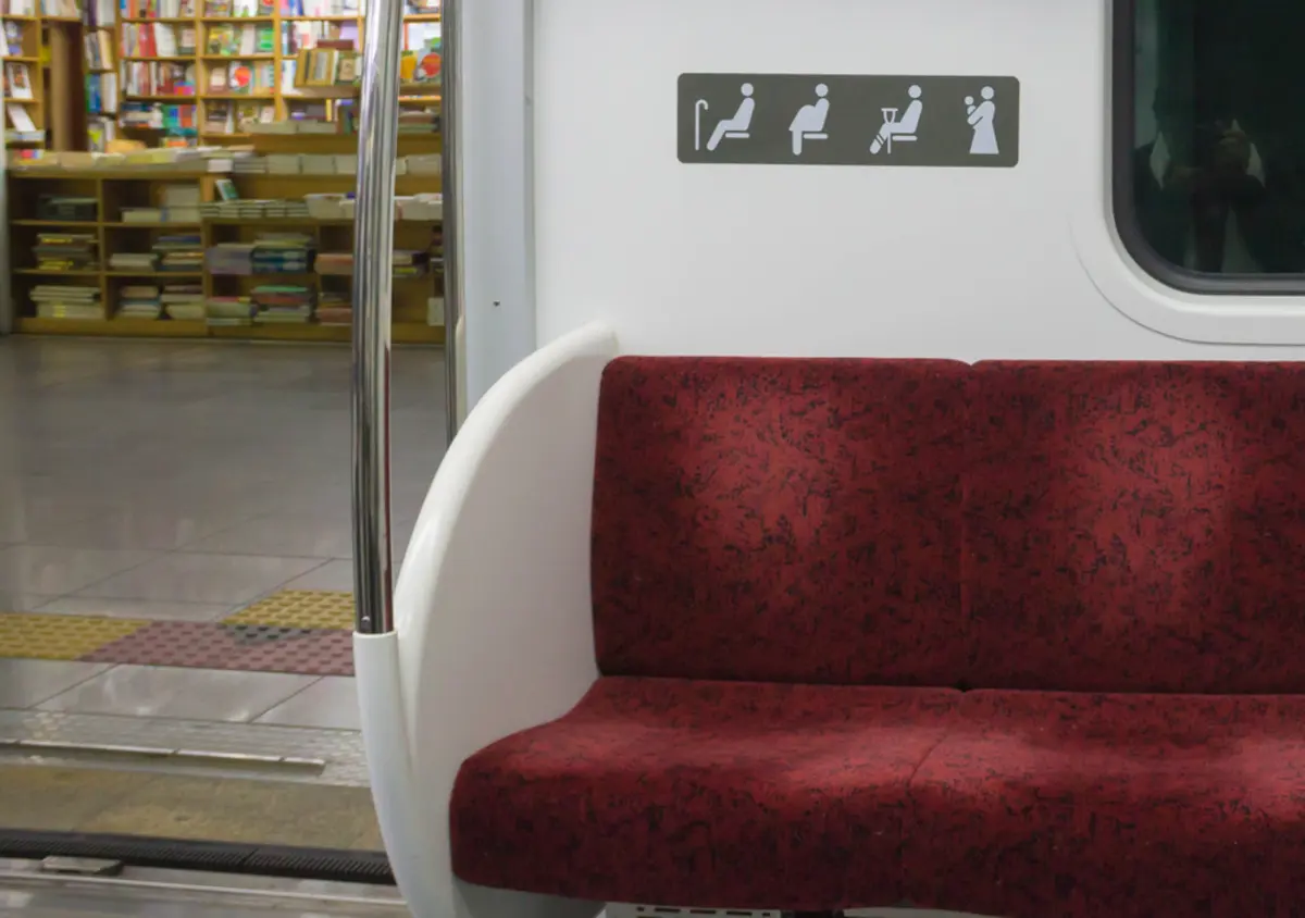 電車の「優先席」って座らないほうが良いですか？ 運賃は同じだけ払っているはずですし、問題ないでしょうか？