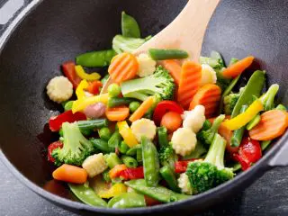 1人暮らしの節約には「野菜炒め」が最強？ 1袋「198円」のカット野菜を使った場合のコスパや栄養について解説