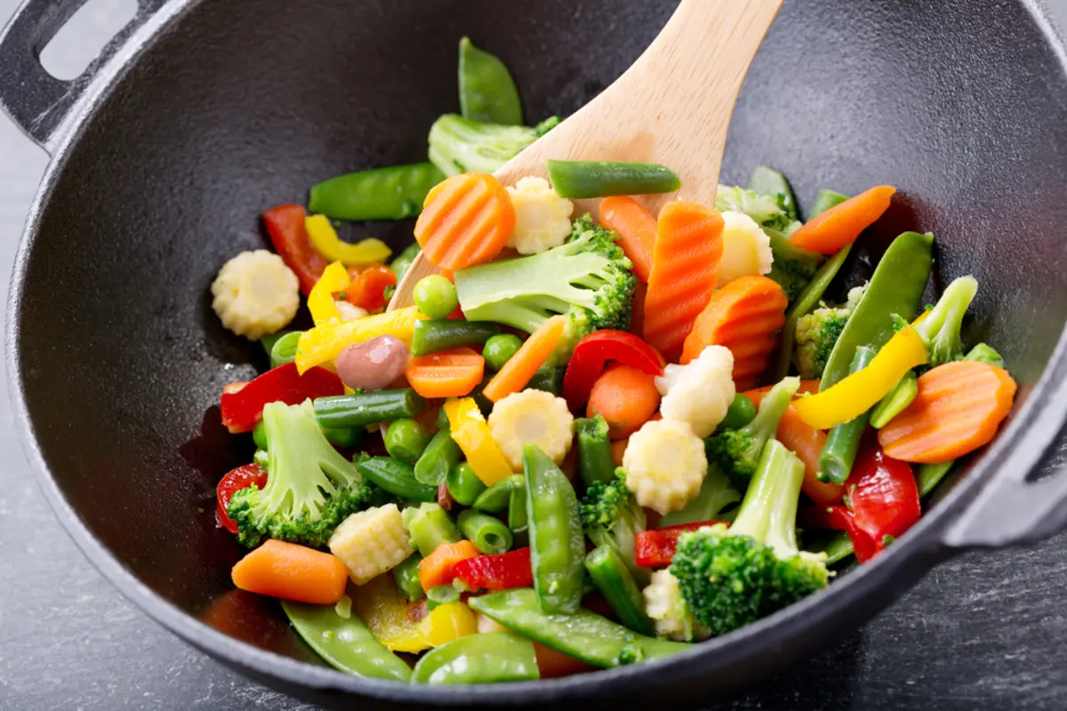 1人暮らしの節約には「野菜炒め」が最強？ 1袋「198円」のカット野菜を使った場合のコスパや栄養について解説