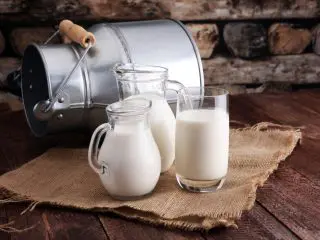 牛乳が高いので、今度から「成分調整牛乳」を買おうか悩んでいます。普通の牛乳より安いということは栄養が少ないのでしょうか？