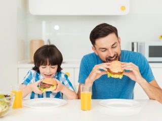 子どもたちが好きなので、週1は夜ご飯を「ファーストフード」で済ませています。安くて助かるのですが、「栄養面」は大丈夫でしょうか？