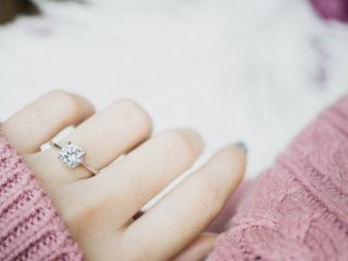 結婚記念日に夫から「200万円」の指輪をもらいました。贈与税などはかかりますか？ プレゼントなら大丈夫でしょうか？