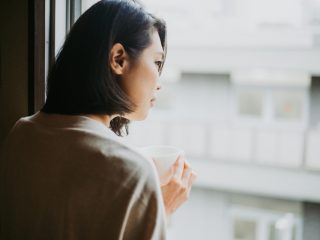 就職のため上京しましたが、「手取り17万」で生活が苦しく限界です。実家に帰るべきでしょうか？