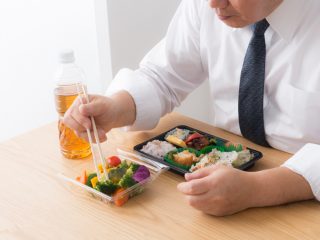 平日のランチを週5日「コンビニ弁当」にすると、食費は平均と比べてどれだけ高くなる？ 食費を比較