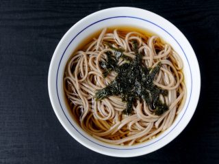 職場の昼食は毎日「ゆで太郎」です。430円の「かけ蕎麦」ばかり食べていますが、栄養は偏りますか？ 蕎麦なら健康に良いでしょうか？