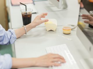 出社後にかるく朝食やおやつを食べてもいい？給与には響かない？