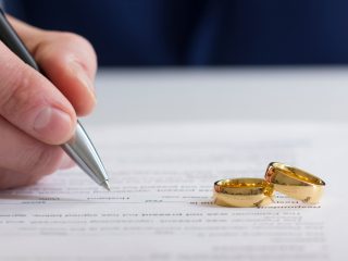 将来婚活で無双するために、仕事を頑張っています。女性が結婚相手に求める収入って、どれほどなのでしょうか？