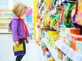 孫が来るたびにお菓子を買ってと言われ、1ヶ月に「1万円」は使っています。少しでも節約できるお菓子の買い方を教えてください。